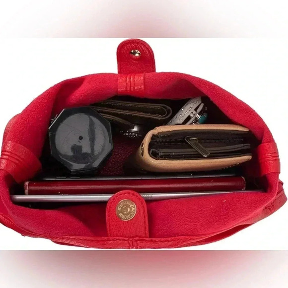 RED ULTRA SOFT VEGAN LEATHER SLOUCHY HOBO BAG & MATCHING COSMETIC BAG NWT - Picture 4 of 5